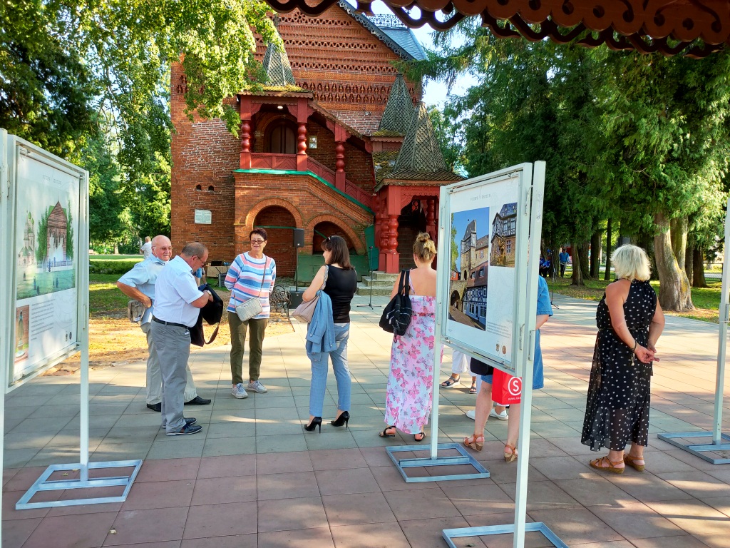 В Угличе открылась фотовыставка, посвященная 30–летию побратимских связей с  немецким городом Идштайн